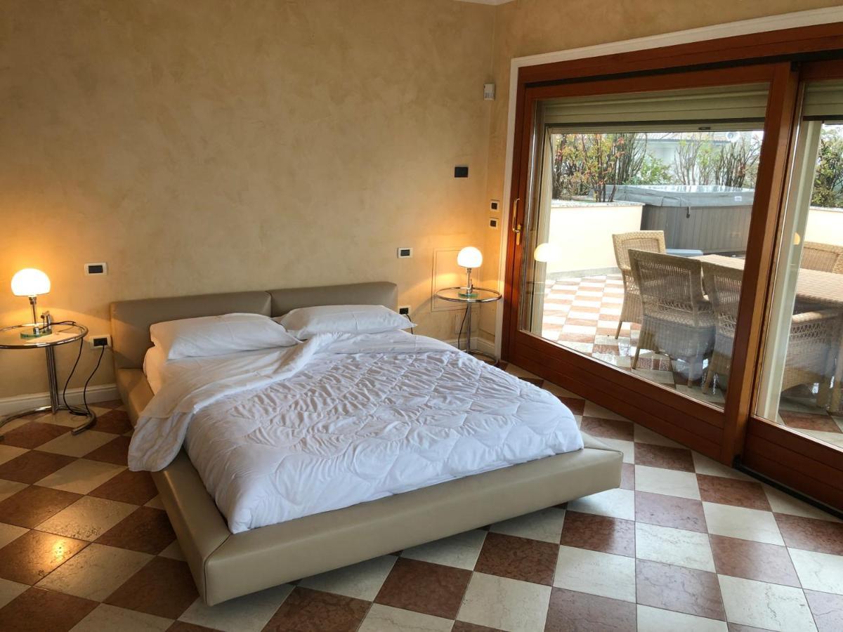 Lake Front Luxury Suites (Adults Only) Sirmione Exterior foto